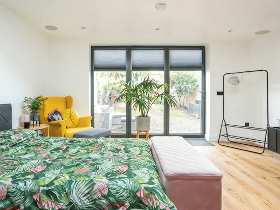 New Large Studio / Annex with private parking