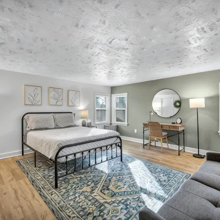 Fenced.Private Bungalow-CLE & BW.Dog Friendly!