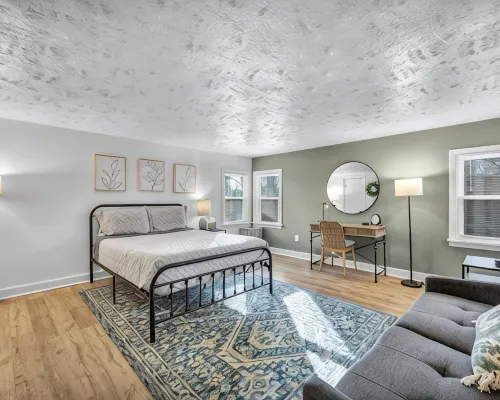 Fenced.Private Bungalow-CLE & BW.Dog Friendly! Hotels in Berea