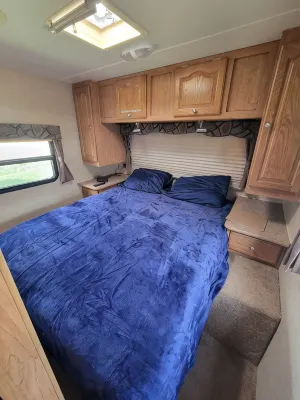 Kinkaid Kamper with AC in Oraville - 2 bedrooms for a cozy stay. house mattress - 2-Star