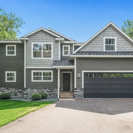 Exceptional property on Pelican Lake! Short walk to Breezy Resort, beaches, park