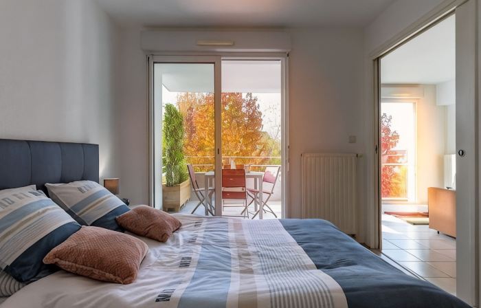 Cosy Apartment with Large Balcony and Private Parking