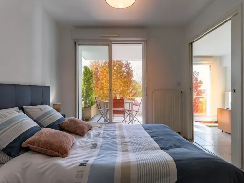 Cosy Apartment with Large Balcony and Private Parking