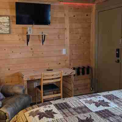 Unit 2: King Bed Suite with Full Kitchen at the Cedaredge Lodge Rooms