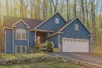 Captain's Chalet: 3,400 sq ft w/ Beach & Pool Pass, Game Rm, Hot Tub, & Firepit