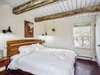 Blue Ridge Mountains Getaway Cabin • Skiing • Firepit • Outdoor Theater Hotels in Beech Mountain