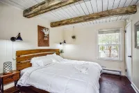 Blue Ridge Mountains Getaway Cabin • Skiing • Firepit • Outdoor Theater