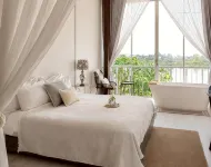 White Wall Riverfront Hotel