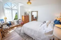 Spectacular beachfront with epic views, beautiful lit-up deck for sunset dining!