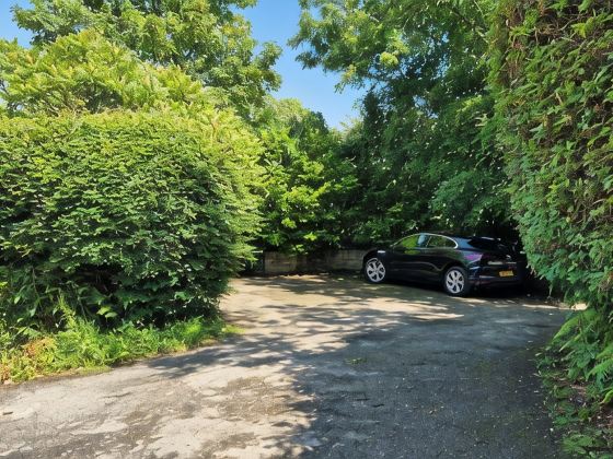PRIVATE ROOM WITH OWN ENTRANCE IN COTTAGE DOWN A QUIET LEAFY LANE. EASY PARKING