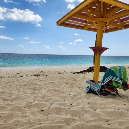 Charming beach front condo, Freeport ,Coral Beach, with AC/WiFi, salon/spa, pool