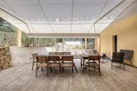 Espace Deluxe Avec Immense Salon et Piscine sur Terrasse Entre Pins et mer