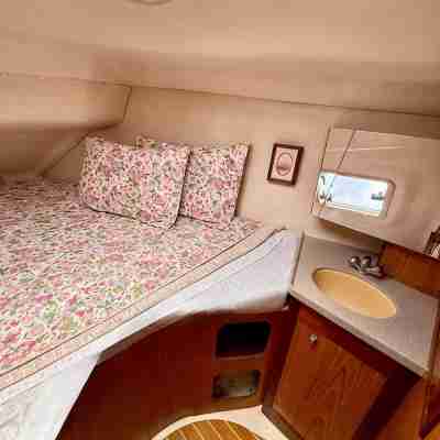 Stay aboard elegant sailboat Rooms