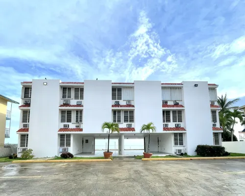 Guest Favorite • Beachfront Luquillo Condo • Walk to Kioskos & El Yunque 루키요 호텔