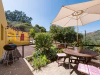 charming house in the middle of nature with pool .Ideal couples. Hotels in Comarca Norte