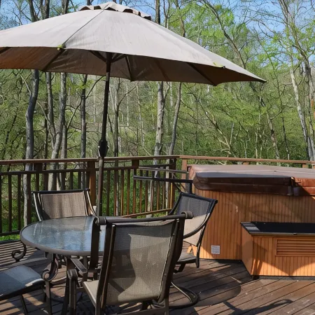 Newly renovated, hot tub and 1 mile from town, across from Holimont!