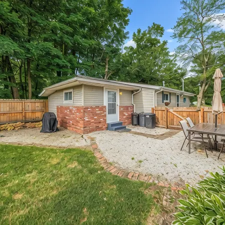 Lake Grove Cottage: 1 min walk to the Strip!