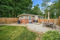 Lake Grove Cottage: 1 min walk to the Strip!