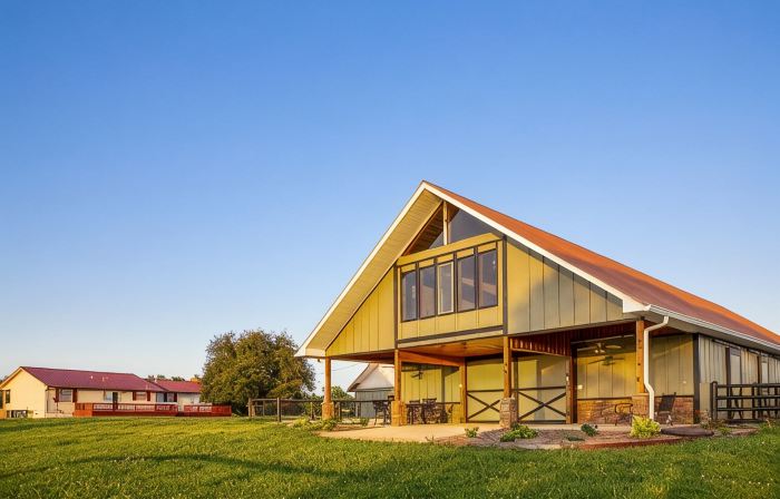 Norris Lake FarmHouse w/ Lakeviews, access and 140 acres to play.