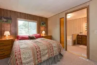Private Beach Access Trail, peaceful wooded setting - sleeps 3 - Beach