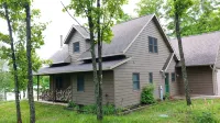 Beautiful newer home on the sunny side of peaceful Camp Lake in Iron River - Homestays