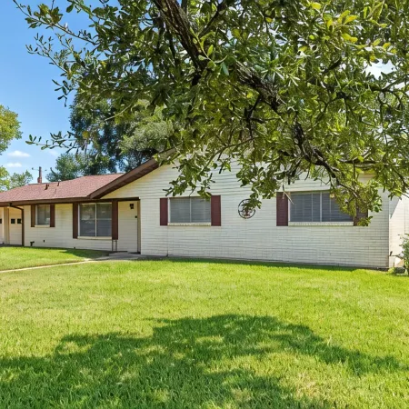 Spring Nights: Fire Pit, BBQ, Games, Pets, 1 Mile to TX A&M, 8 Car Parking