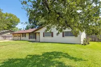 Spring Nights: Fire Pit, BBQ, Games, Pets, 1 Mile to TX A&M, 8 Car Parking