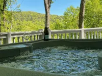 MONTREAT ROUND HOUSE - Mountain views, Renovated, Hot Tub, Fire Pit - Chalets