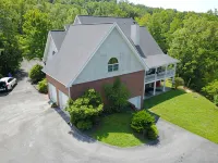 LAKEFRONT HOUSE SLEEPS 30 - BOAT DOCK, THEATER ROOM, HOT TUB, GAMES ROOM & MORE - 3-Sterne