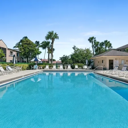 2/2 Condo-5 Minute Walk to Beach