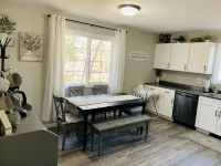 Cheerful 3 bedroom home on wooded acre. Near to Port Huron and Lake Huron. - Homestays