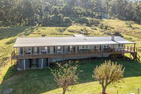 Budgong Lodge Secluded farm stay with horses and cattle - 4 Queen bedrooms