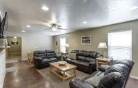 Welcome to Serenity Hills Zion , Sleeps 10 +