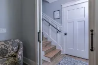 2 Min Walk to Downtown/King Bed /Golf Cart Rental/Pet Friendly!