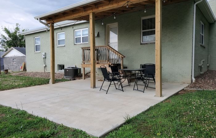 Spacious 3-bedroom home, off I-64 & 35, sleeps 11