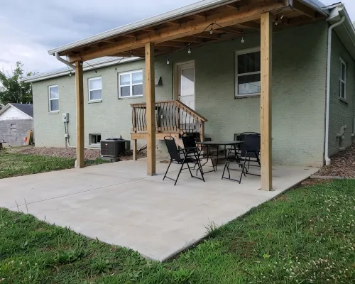 Spacious 3-bedroom home, off I-64 & 35, sleeps 11 Hotels in Scott