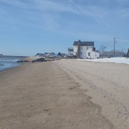 Relaxing summer rental, walking distance to the beach, short ride to the outlets