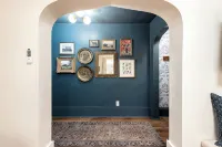 Charming 1 Bed Historical Apartment - Steps to Downtown Midland - Wifi