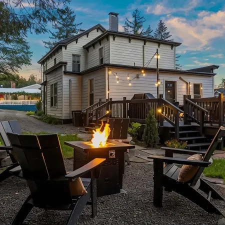 The Hensonville Honeypot - Hottub, Movie Theatre & Mountain Bikes!
