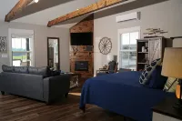 Cabin D by the Pond - King bed - Swimming Pool