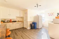 Spacious 3BDR/4Bed apartment with King + Queen beds, WiFi, AC in Downtown Salem - Condos