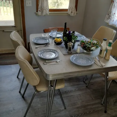 Cape Cod home in great location! Walk to downtown