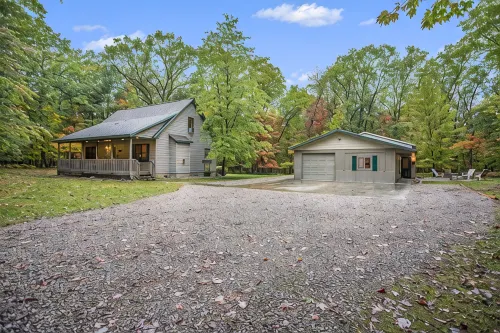 All-Seasons Woodland Escape: Fire Pit, Deck, Grill - Chalets