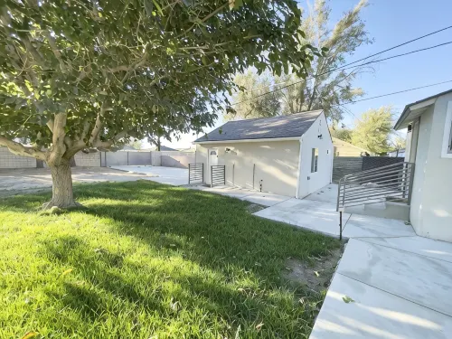New 3 BR, Gated Parking, Sleep 8, Walk to BLVD
