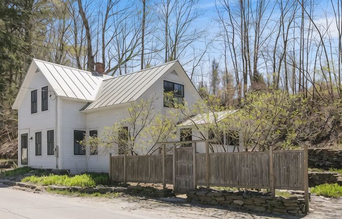 4-minutes to Sugarbush, steps to Warren Village!