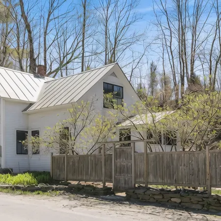 4-minutes to Sugarbush, steps to Warren Village!