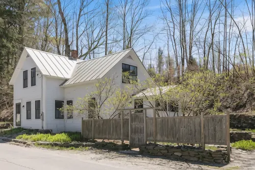 4-minutes to Sugarbush, steps to Warren Village!