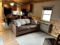 Beautiful, cozy 2 bedroom house on Brantingham Lake! Hotéis em Greig