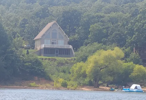 Gorgeous lake house with sandy beachfront. Welcome to Lost  World Landing - Wifi