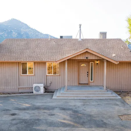 Shasta Lake Beautiful House w/ Hot Tub, BBQ, Ping Pong & Foosball Table